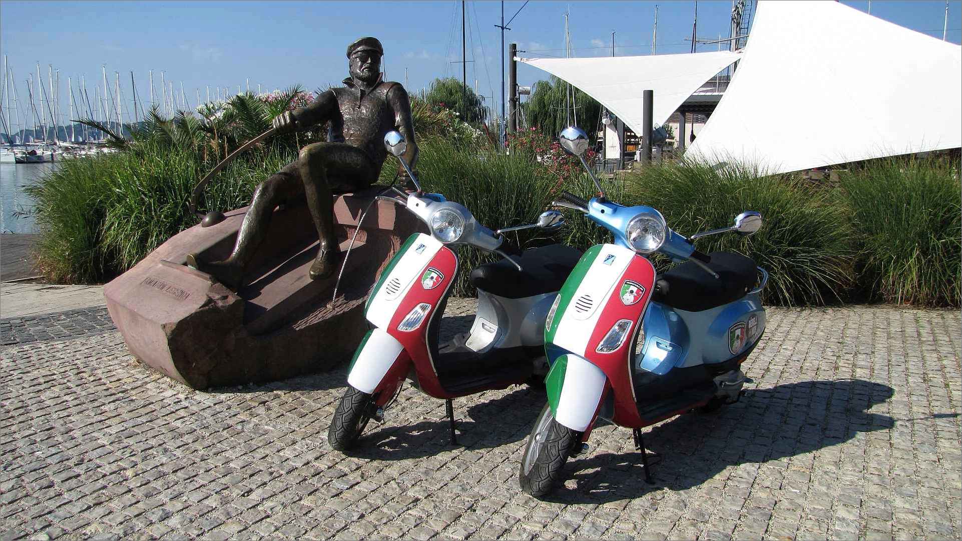 VespaTura Balatonfüred Bujtor István szobor Vespa LX Bujtor szobor